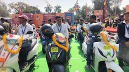 Scooty Gift in MP: CM मोहन ने टॉपर्स को दी स्कूटी की चाबी... अब 7 हजार से ज्यादा छात्र भरेंगे फर्राटा