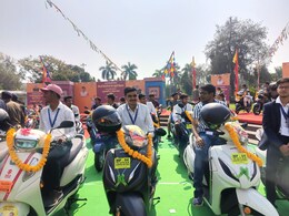 Scooty Gift in MP: CM मोहन ने टॉपर्स को दी स्कूटी की चाबी... अब 7 हजार से ज्यादा छात्र भरेंगे फर्राटा Scooty Gift in MP: CM मोहन ने टॉपर्स को दी स्कूटी की चाबी... अब 7 हजार से ज्यादा छात्र भरेंगे फर्राटा