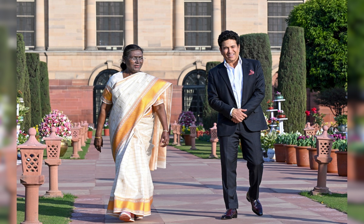 राष्ट्रपति द्रौपदी मुर्मू के साथ सचिन तेंदुलकर (फोटो: पीटीआई)