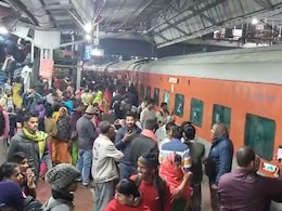 Unable To Board Train For Prayagraj, Passengers Break Window At Bihar Station Unable To Board Train For Prayagraj, Passengers Break Window At Bihar Station