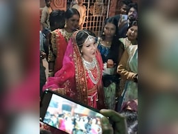 दुल्हन ने शादी के बाद गाने पर किया ऐसा डांस हक्के-बक्के रह गए बाराती घराती, वीडियो देख लोग बोले- मंजुलिका आ गई क्या दुल्हन ने शादी के बाद गाने पर किया ऐसा डांस हक्के-बक्के रह गए बाराती घराती, वीडियो देख लोग बोले- मंजुलिका आ गई क्या