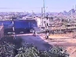 पटरी पर दौड़ती ट्रेन ने SUV को बुरी तरह रौंद डाला, राजस्थान का ये वीडियो दिल दहला देगा