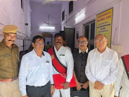 अजमेर में SDM कार्यालय की कुर्की करने पहुंची टीम, रिटायर्ड शिक्षकों के 1 करोड़ 17 लाख वेतन वसूली का मामला अजमेर में SDM कार्यालय की कुर्की करने पहुंची टीम, रिटायर्ड शिक्षकों के 1 करोड़ 17 लाख वेतन वसूली का मामला