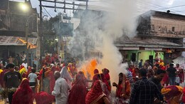 बिना शुभ मुहूर्त के यहां सबसे पहले होता है होलिका दहन, जानें इसके पीछे की दिलचस्प कहानी