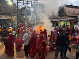 बिना शुभ मुहूर्त के यहां सबसे पहले होता है होलिका दहन, जानें इसके पीछे की दिलचस्प कहानी बिना शुभ मुहूर्त के यहां सबसे पहले होता है होलिका दहन, जानें इसके पीछे की दिलचस्प कहानी