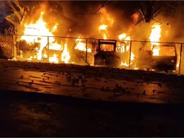 Bhilai Fire: भिलाई के गैराज में लगी भीषण आग, 6 कार जलकर खाक, कड़ी मशक्कत के बाद दमकलकर्मियों ने पाया काबू