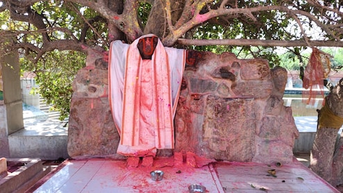 Holi 2026: भरतपुर में यहां होली पर बंधी थी राधा-कृष्ण की चुनरी में गांठ, तब से कहलाया 'गांठौली का गुलाल कुंड'