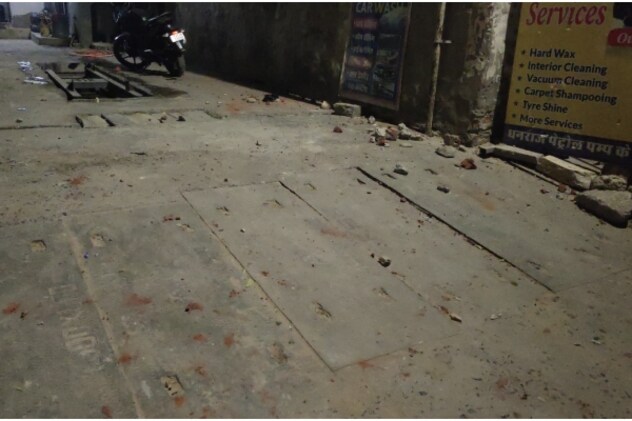 पथराव के बाद सड़क पर फैले पत्थर के टुकड़े. पथराव के बाद सड़क पर फैले पत्थर के टुकड़े.