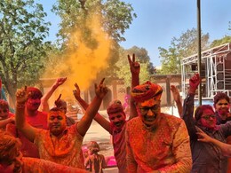 Rajasthan: रंगों के जश्न में डूबे नजर आएं पुलिसकर्मी, होली मनाने का किया था बहिष्कार Rajasthan: रंगों के जश्न में डूबे नजर आएं पुलिसकर्मी, होली मनाने का किया था बहिष्कार