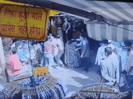न्यू मार्केट में दो पक्षों में विवाद, 50 से अधिक युवकों की भीड़ ने शख्स को पीटा, थाना घेराव की चेतावनी न्यू मार्केट में दो पक्षों में विवाद, 50 से अधिक युवकों की भीड़ ने शख्स को पीटा, थाना घेराव की चेतावनी
