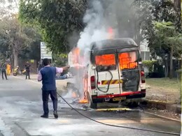 सैलरी कटने से नाराज था पुणे का बस ड्राइवर, जानबूझकर लगाई आग, 4 कर्मचारी जिंदा जल गए सैलरी कटने से नाराज था पुणे का बस ड्राइवर, जानबूझकर लगाई आग, 4 कर्मचारी जिंदा जल गए