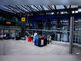 Flight Lands At London's Heathrow 18 Hours After Power Cut Led To Closure Flight Lands At London's Heathrow 18 Hours After Power Cut Led To Closure