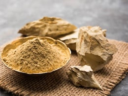 चेहरे पर लगाएं मुल्तानी मिट्टी का ये फेस पैक, चिपचिपी और ऑयली स्किन में आ जाएगी चमक चेहरे पर लगाएं मुल्तानी मिट्टी का ये फेस पैक, चिपचिपी और ऑयली स्किन में आ जाएगी चमक
