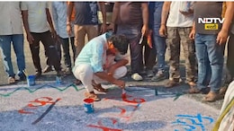 Holi 2025: अनोखी राजकीय धुळवड! बड्या नेत्याने रस्ते रंगवत सरकारला घेरलं; कारण काय?