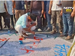 Holi 2025: अनोखी राजकीय धुळवड! बड्या नेत्याने रस्ते रंगवत सरकारला घेरलं; कारण काय? Holi 2025: अनोखी राजकीय धुळवड! बड्या नेत्याने रस्ते रंगवत सरकारला घेरलं; कारण काय?