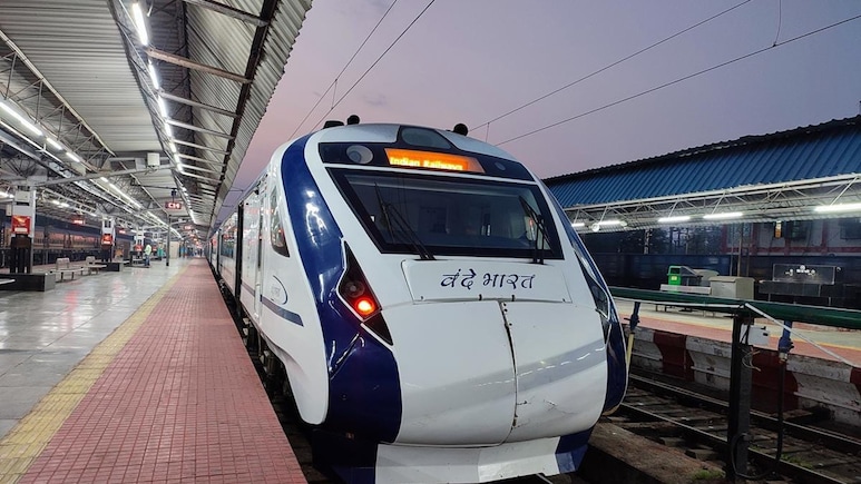 Mumbai Latur Vande Bharat Express : आता मुंबई-लातूर वंदे भारत धावणार; थांबे कुठे असतील? किती वेळ लागणार? 