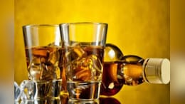 Liquor: शराब की एक बोतल के साथ दूसरी फ्री का ऑफर, द&zwj;िल्&zwj;ली में गरमाई स&zwj;ियासत&nbsp;