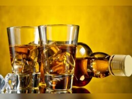 Liquor: शराब की एक बोतल के साथ दूसरी फ्री का ऑफर, दिल्ली में गरमाई सियासत  Liquor: शराब की एक बोतल के साथ दूसरी फ्री का ऑफर, दिल्ली में गरमाई सियासत