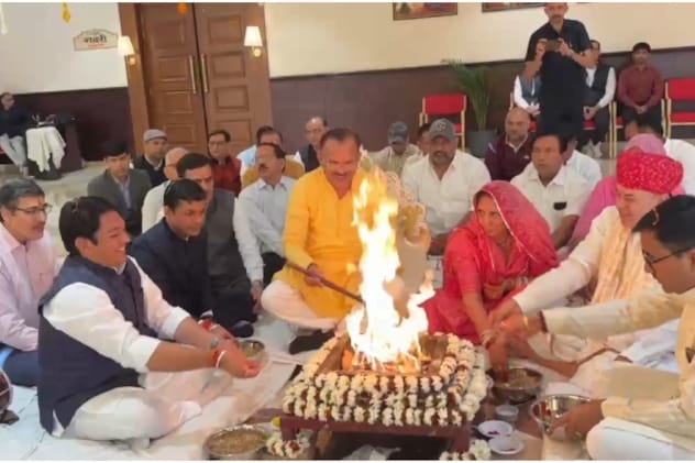 विधिवत रूप से हवन पूजन के साथ हो रहा शुभारंभ.