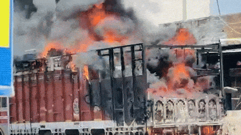 Rajasthan: धूं-धूं कर जल गया ट्रक में रखा परचून का सामान, आग लगने के बाद ट्रक को बाज़ार से बाहर ले गया ड्राइवर 