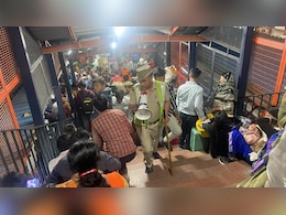 नई दिल्ली रेलवे स्टेशन पर 5 ट्रेनें लेट होने से जमा हुई भीड़, पुलिस ने कहा- भगदड़ जैसे बने हालात; रेलवे का इनकार नई दिल्ली रेलवे स्टेशन पर 5 ट्रेनें लेट होने से जमा हुई भीड़, पुलिस ने कहा- भगदड़ जैसे बने हालात; रेलवे का इनकार