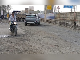 ब्रिज निर्माण में क्यों हो रही देरी? धूल-मिट्टी से पीथमपुर के लोग परेशान ब्रिज निर्माण में क्यों हो रही देरी? धूल-मिट्टी से पीथमपुर के लोग परेशान