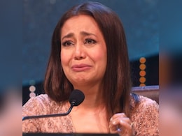 Neha Kakkar Cries On Stage After Reaching Melbourne Show 3 Hours Late. Angry Fans Say, "<i>Wapas Jaao</i>" Neha Kakkar Cries On Stage After Reaching Melbourne Show 3 Hours Late. Angry Fans Say, "<i>Wapas Jaao</i>"