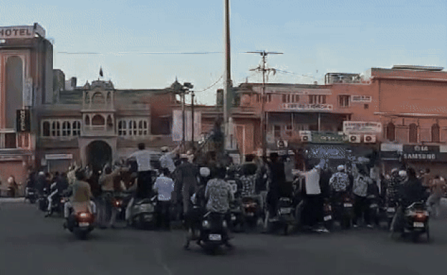 Video: जयपुर की सड़कों पर बेल्ट लहराते युवकों का वीडियो वायरल, बालमुकुंद आचार्य ने कमिश्नर से की शिकायत