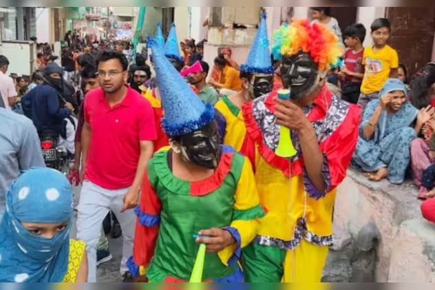 लोग अलग-अलग स्वांग रचते हैं 