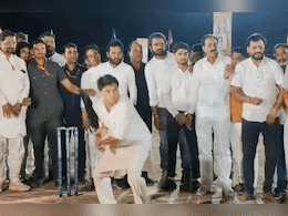 Jyotiraditya Scindia: क्रिकेट की पिच पर जमकर खेले केन्द्रीय मंत्री सिंधिया, कहा-राजनीति और खेल में काफी अंतर