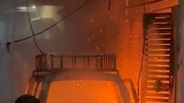 Warehouse Fire: देर रात अचानक गोदाम में लगी भीषण आग, दो गाड़ियां हुई राख