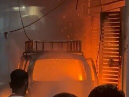Warehouse Fire: देर रात अचानक गोदाम में लगी भीषण आग, दो गाड़ियां हुई राख Warehouse Fire: देर रात अचानक गोदाम में लगी भीषण आग, दो गाड़ियां हुई राख