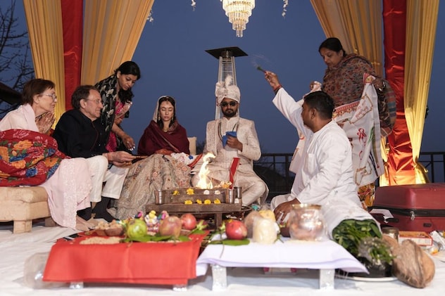 Dr. Ariana and Aditya Agarwal Dr. Ariana and Aditya Agarwal