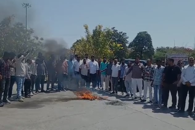 झालावाड़ में मिनी सचिवालय में विरोध- प्रदर्शन झालावाड़ में मिनी सचिवालय में विरोध- प्रदर्शन