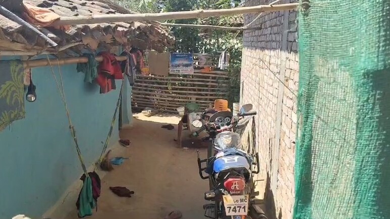 Crime News: घर के अंदर मिला दंपति का शव, पत्नी को मारी कुल्हाड़ी और खुद झूल गया फांसी के फंदे से... जानें-पूरा मामला