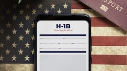 अमेरिका में ग्रीन कार्ड, H-1B वीजा या F-1 वीजा पर रहते हैं? कागज पूरे हों फिर भी भारत आने के पहले ये रखे ख्याल