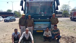 Rajasthan: स्&zwj;लीपर बस में सीट के नीचे से न&zwj;िकला 'खजाना', &nbsp;1.77 क&zwj;िलो सोना, 27.91 KG चांदी के गहने और &nbsp;81 लाख नगदी बरामद&nbsp;
