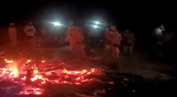 सिरोही: होली के अगले दिन आदिवासी समाज की अनोखी परंपरा, दहन के धधकते अंगारों पर नंगे पांव चलते हैं ग्रामीण&nbsp;