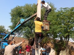 धौलपुर में बिजली विभाग की बड़ी कार्रवाई, 30 लाख की बकाया राशि जमा नहीं करने पर 8 ट्रांसफार्मर किये जब्त; 50 कनेक्शन काटे  धौलपुर में बिजली विभाग की बड़ी कार्रवाई, 30 लाख की बकाया राशि जमा नहीं करने पर 8 ट्रांसफार्मर किये जब्त; 50 कनेक्शन काटे