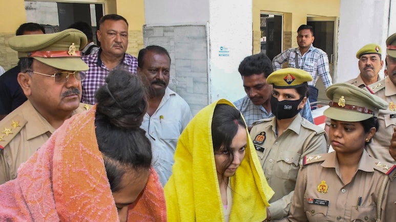 सजा से पहले टेंशन में दिखी नीले ड्रम वाली मुस्कान, रात को खाना नहीं खाया, कर रही भगवान शिव की पूजा