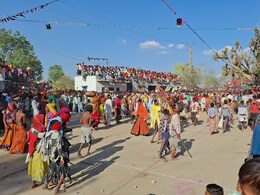 गैर मेले के आखिरी दिन आदिवासियों की अनोखी प्रस्तुति, वर्षों से चली आ रही यह खास परंपरा गैर मेले के आखिरी दिन आदिवासियों की अनोखी प्रस्तुति, वर्षों से चली आ रही यह खास परंपरा