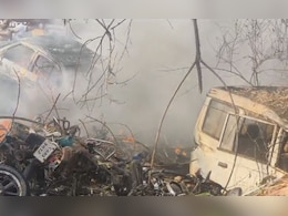 कांकेर के कोतवाली थाना और गीदम में शिक्षक की कार में लगी भीषण आग, परिसर में खड़ी जब्त गाड़ियां चपेट में