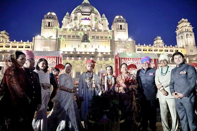 दिग्गज हस्तियों से मिला नव जोड़े को आशार्वाद दिग्गज हस्तियों से मिला नव जोड़े को आशार्वाद