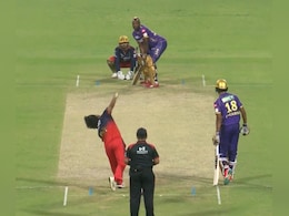 VIDEO: आंद्रे रसेल के सामने नागिन की तरह बलखाई गेंद और चारो खाने हो गए चित VIDEO: आंद्रे रसेल के सामने नागिन की तरह बलखाई गेंद और चारो खाने हो गए चित