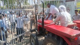 Rajasthan: सीकर कृषि मंडी में चोरी की बढ़ती वारदातों को लेकर व्यापारियों में रोष, मुख्य गेट बंद कर किया प्रदर्शन