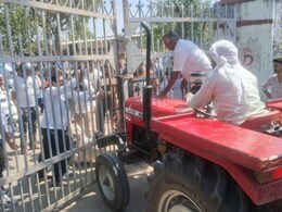 Rajasthan: सीकर कृषि मंडी में चोरी की बढ़ती वारदातों को लेकर व्यापारियों में रोष, मुख्य गेट बंद कर किया प्रदर्शन