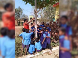 छत्तीसगढ़ में बच्चों ने पेड़-पौधों को लगाए गुलाल, कहा - होली पर न लगाएं केमिकल वाले रंग छत्तीसगढ़ में बच्चों ने पेड़-पौधों को लगाए गुलाल, कहा - होली पर न लगाएं केमिकल वाले रंग