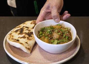 New Zealander Chef Cooks Lamb Keema With Perfection, Foodies Impressed New Zealander Chef Cooks Lamb Keema With Perfection, Foodies Impressed