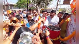 Mahakumbh में नहीं जा पाने वालों के लिए विधायक ने की अनूठी पहल, घर-घर जाकर दे रहे गंगाजल