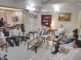 Rajasthan Politics: कांग्रेस में गुटबाजी की चर्चा के बीच रंधावा की 'डिनर डिप्लोमेसी', बैठक में एक साथ पहुंचे जूली-डोटासरा Rajasthan Politics: कांग्रेस में गुटबाजी की चर्चा के बीच रंधावा की 'डिनर डिप्लोमेसी', बैठक में एक साथ पहुंचे जूली-डोटासरा